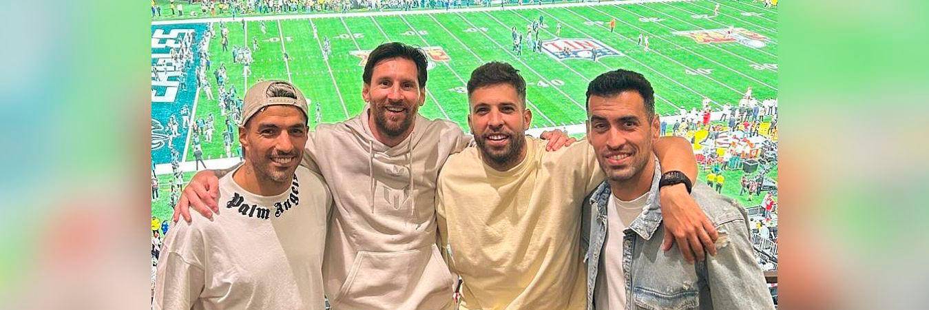 De izquierda a derecha: Luis Suárez, Lionel Messi, Jordi Alba y Sergio Busquets, como espectadores del Super Bowl. / FOTO: @JORDIALBA