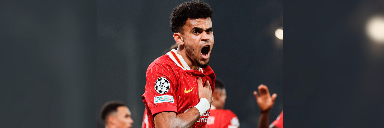 Luis Díaz celebrando uno de los tres goles que le marcó a Bayer Leverkusen. /FOTO: X @LFC