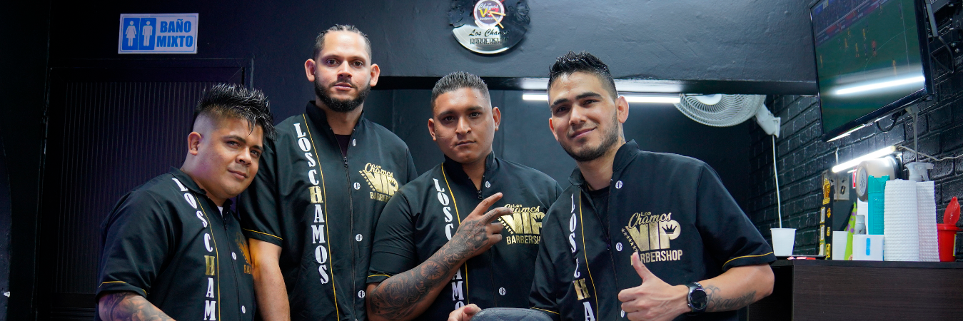 De izquierda a derecha, Francisco, Jesús, Ángel y Brian, los famosos barberos de Los Chamos. / FOTOS: DANIEL GONZÁLEZ Y JEANN CARLOS RODRÍGUEZ