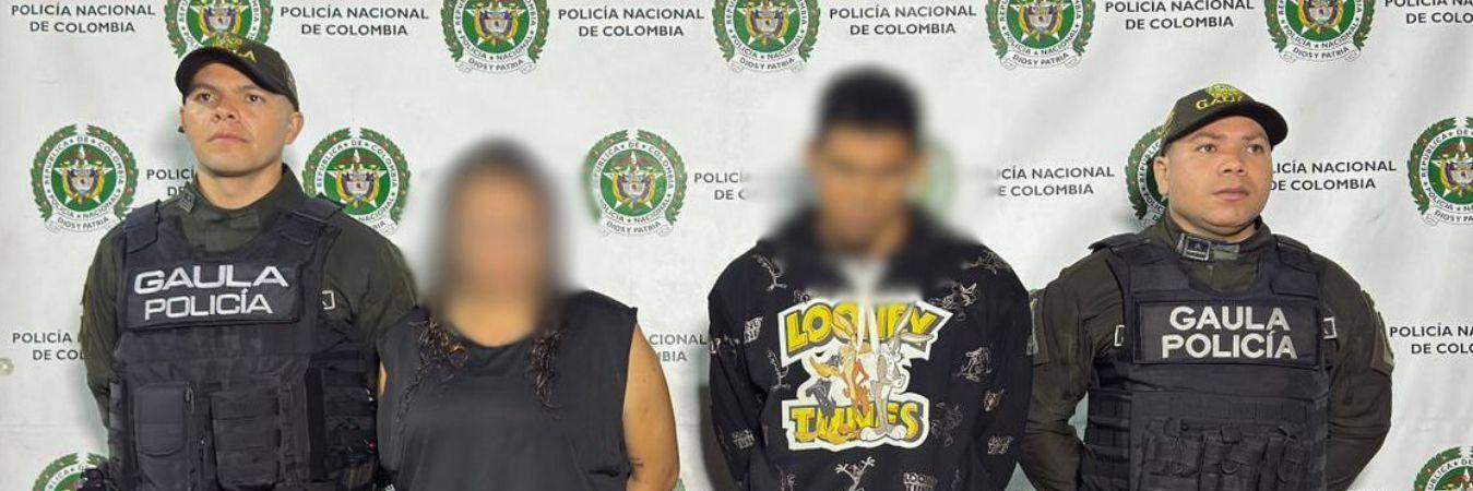 Un hombre y una mujer fueron sorprendidos por el Gaula en Itagüí justo cuando recibían el dinero que le exigían a un comerciante. / FOTO: CORTESÍA MEVAL