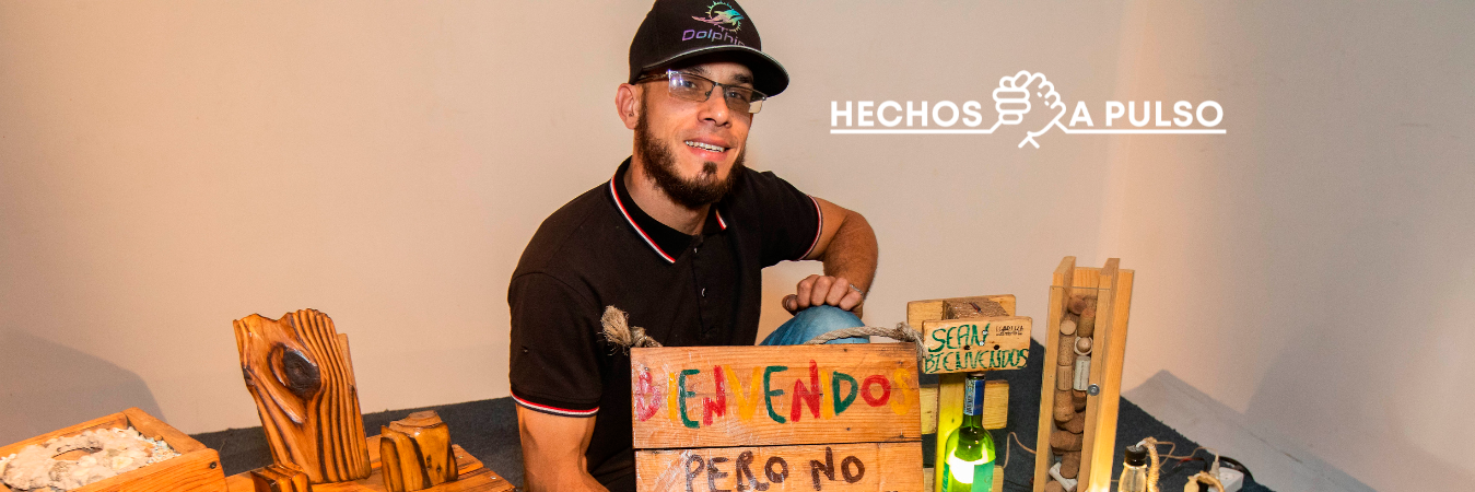 Las tablas cosidas sobresalen entre los innumerables objetos que hace con material reciclable. /FOTO: ESNEYDER GUTIÉRREZ