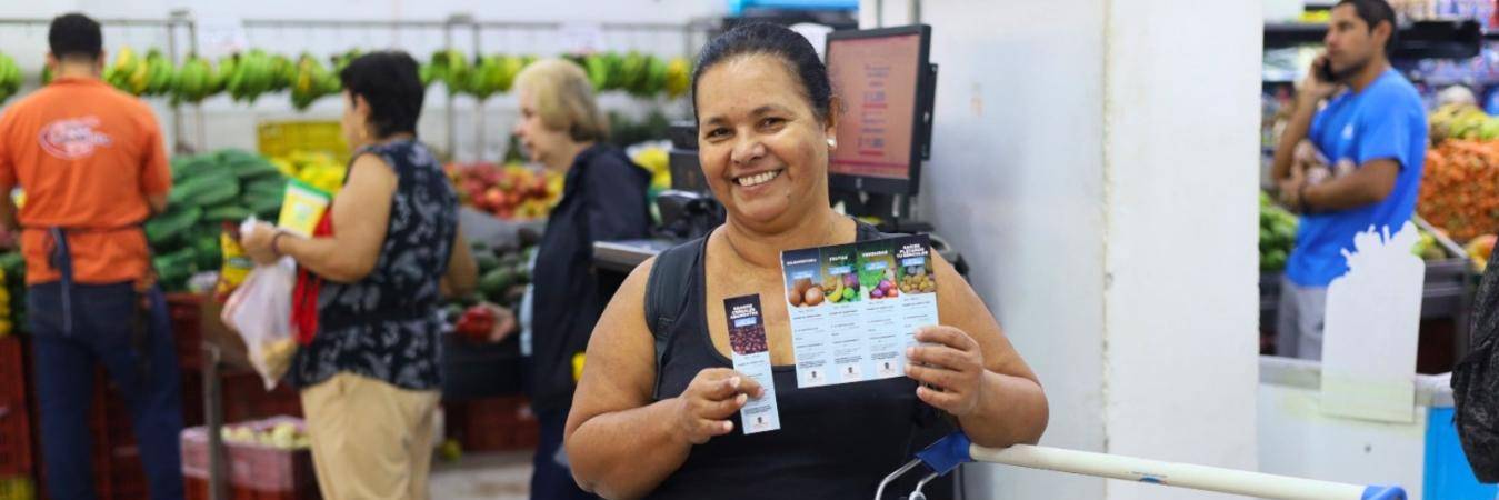 Los bonos podrán redimirse en establecimientos autorizados para la compra de alimentos de la canasta básica. FOTO: ALCALDÍA DE MEDELLÍN