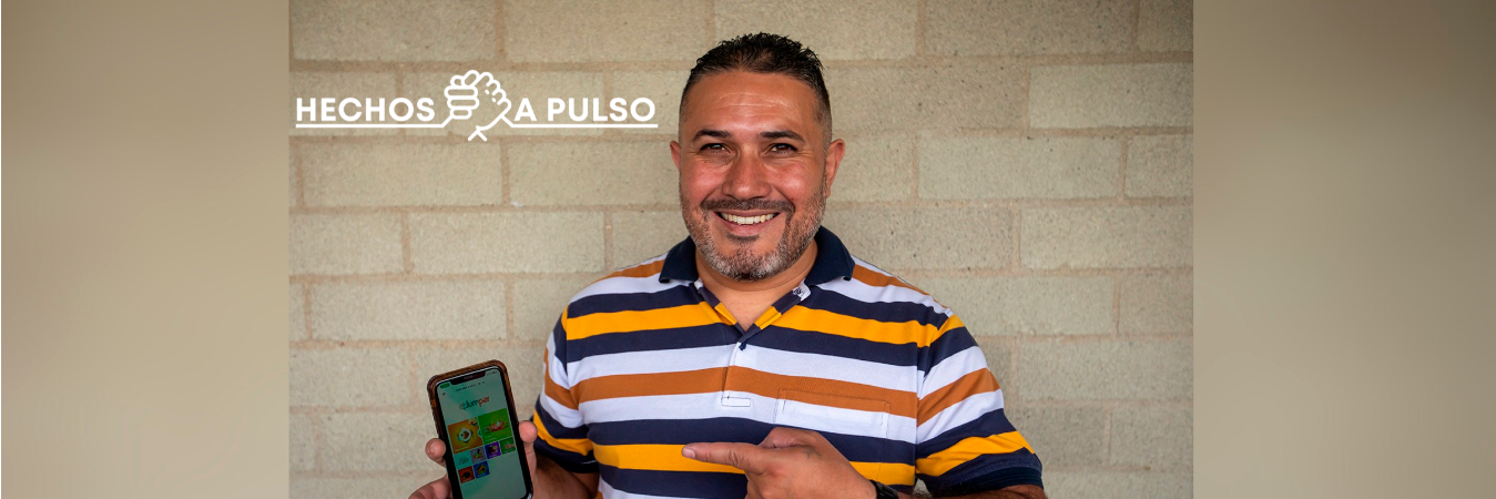 Heins exhibe con orgullo la aplicación con la que pretende impactar los locales comerciales de los barrios y los motorizados. /FOTOS: CARLOS VELÁSQUEZ