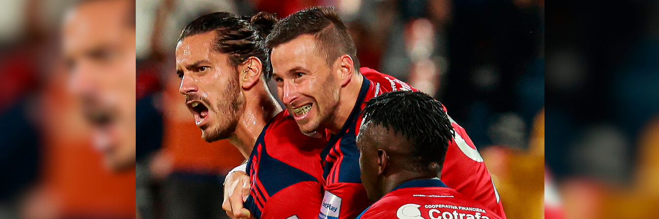 Joaquín Varela celebrando un gol con Pons y Cetré en Medellín. /FOTO: MANUEL SALDARRIAGA