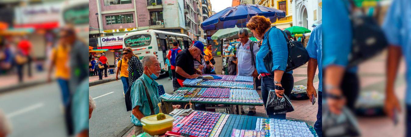 Vendedores de lotería en el centro de Medellín. /FOTO: ARCHIVO
