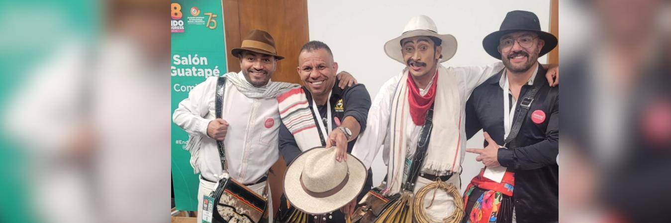 El Parcero del Popular 8 (izq.) lidera el cartel de humoristas que se presentará este domingo con fines solidarios. FOTO: @soyrobinsonposada