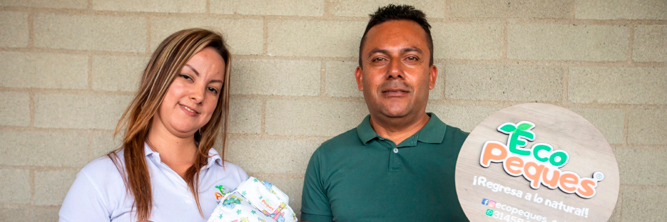 Paula Andrea Taborda y su esposo José Garzón exhiben orgullosos sus productos. /FOTO: CARLOS VELÁSQUEZ