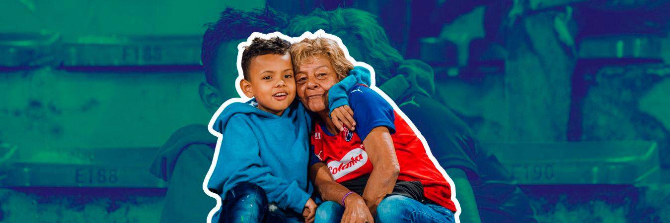 Juan Miguel y su abuela en el estadio. /FOTO: EMMANUEL RENDÓN. 