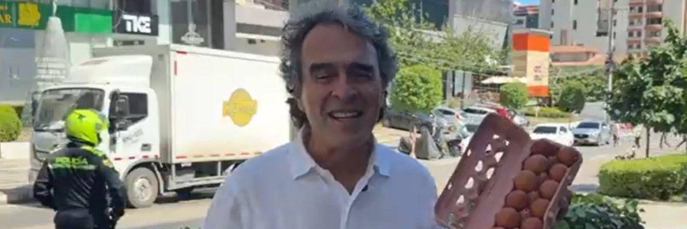 El exgobernador de Antioquia aprovechó el momento para cuestionar esa idea tan colombiana de que el que más grita es el más “valiente”. FOTO: CAPTURA VIDEO REDES SOCIALES