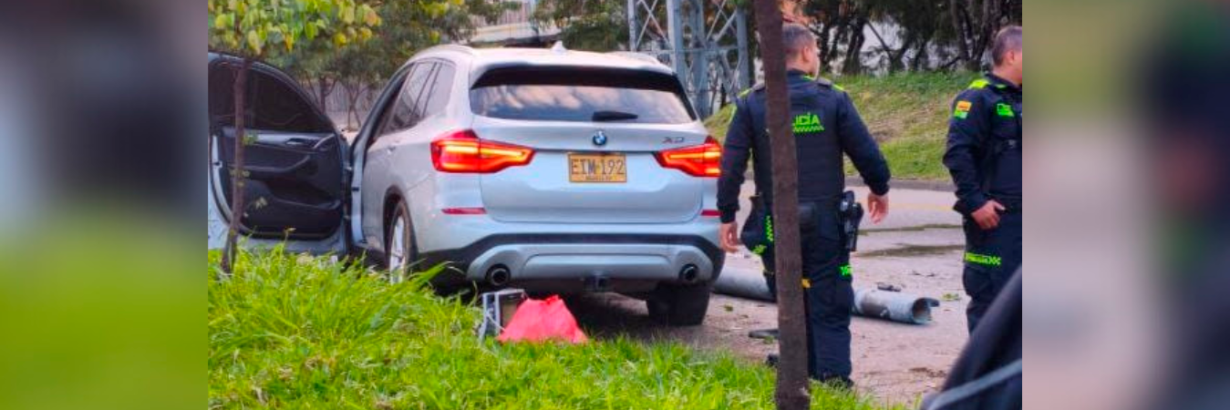 Por la posición en la que quedó el carro, se presume que iba en contravía. /FOTO: CORTESÍA DENUNCIAS ANTIOQUIA.
