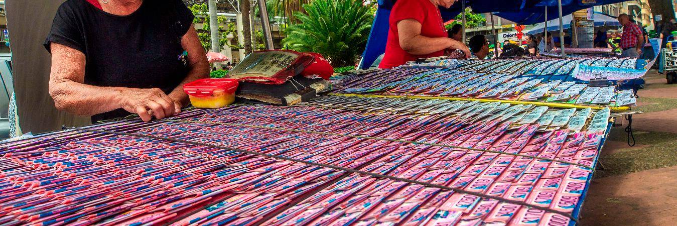 Venta de lotería en el centro de Medellín. /FOTO: CAMILO SUÁREZ. 