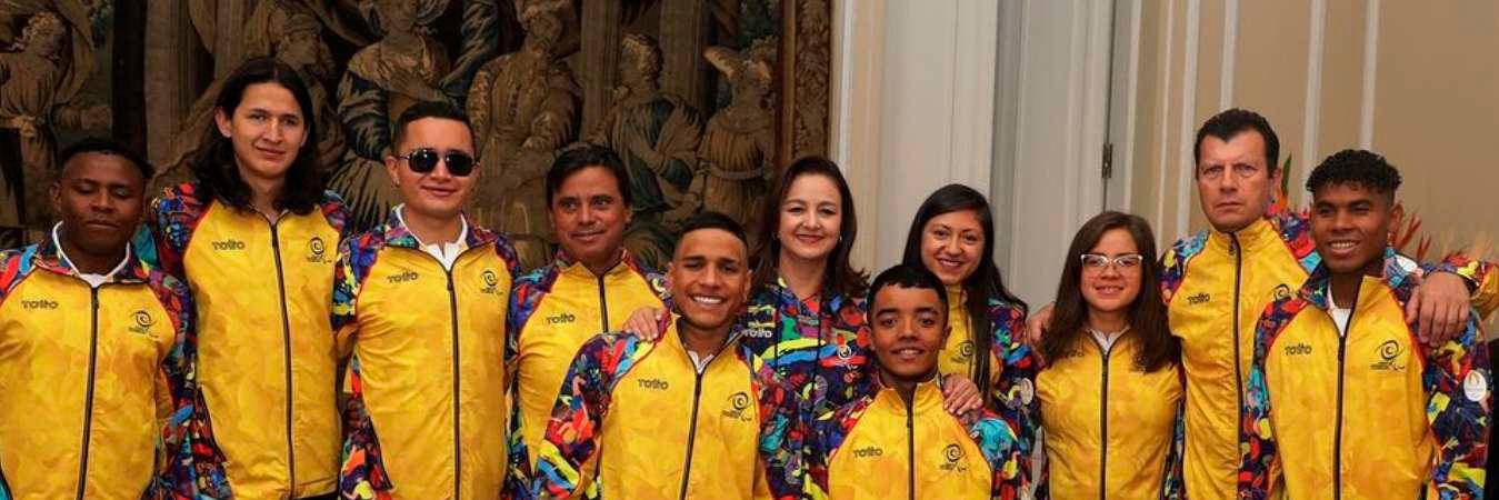 Previo al viaje hacia París, los atletas paralímpicos fueron a la Casa de Nariño a recibir la bandera de Colombia y el saludo del presidente Gustavo Petro. / FOTO: COMITÉ PARALÍMPICO COLOMBIANO