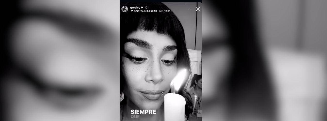 Greeicy Rendón encendiendo una velita en medio de un show en El Salvador. /FOTO: TOMADA DE INSTAGRAM @greeicy