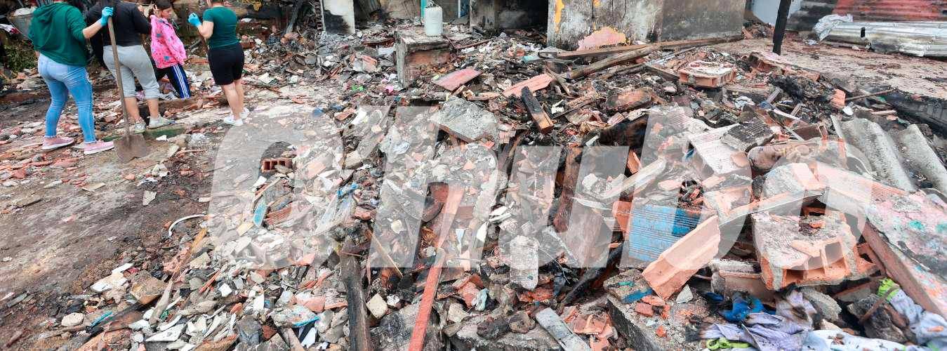 A las personas afectadas se les vio organizando un poco este martes en la mañana. /FOTOS: MANUEL SALDARRIAGA.