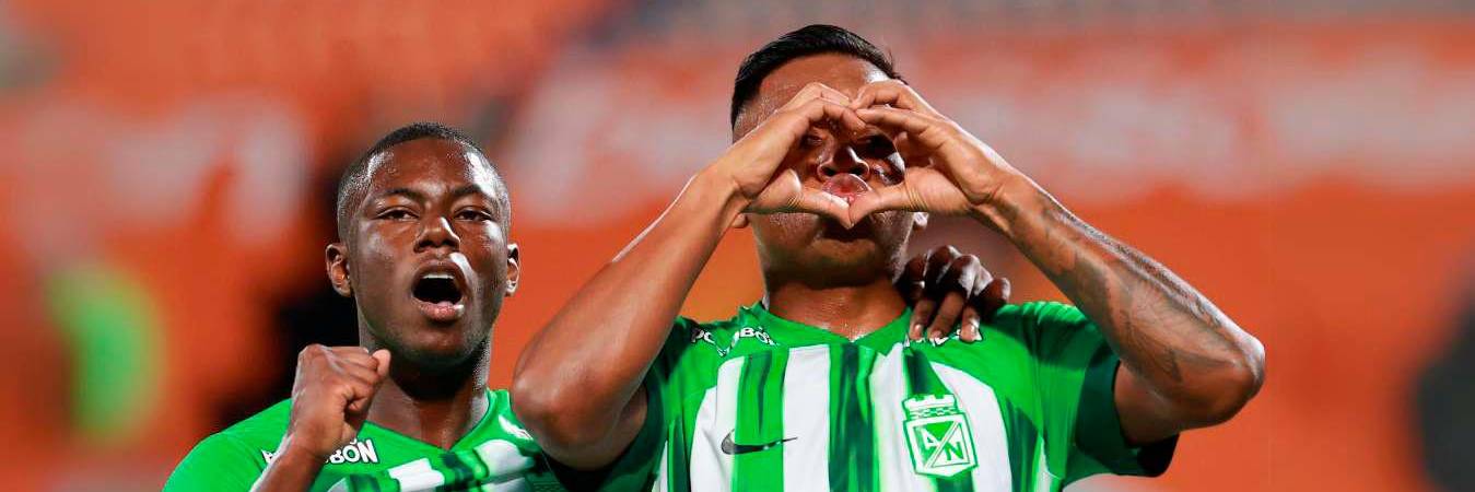 Alfredo Morelos (der) marcó los dos goles del Verde. / FOTO: MANUEL SALDARRIAGA.