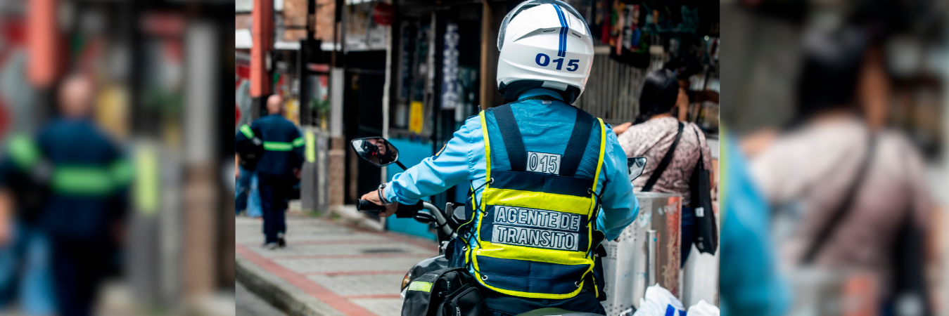 Agente de tránsito de la Secretaría de Movilidad de Medellín. /FOTO: JAIME PÉREZ