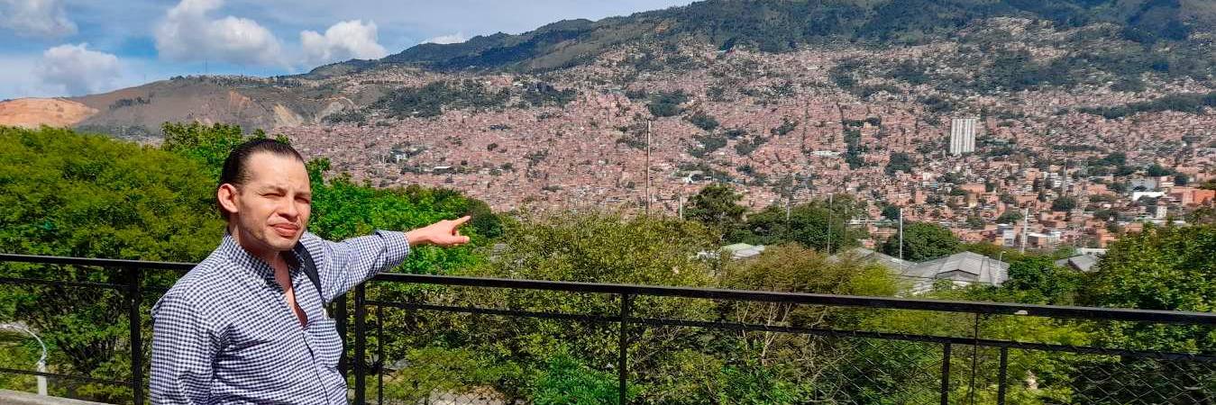 En el Parque Juanes de la Paz, Róbinson Smith Zapata nos cuenta la historia de Castilla, un barrio que se proyecta como un referente cultural. /FOTOS: DANIEL GONZÁLEZ