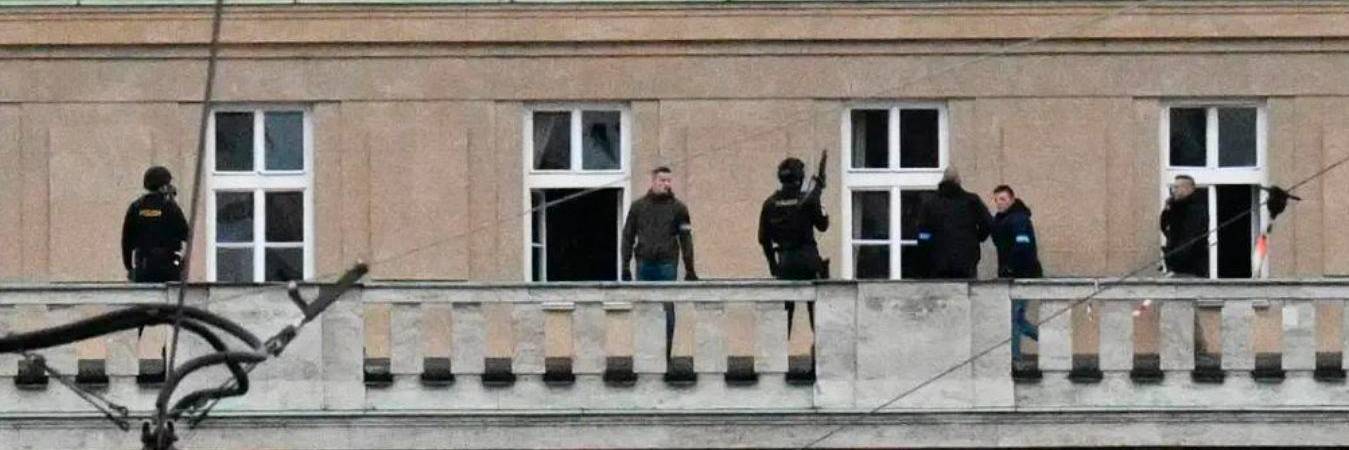 Policía de Praga se tomó el edificio para neutralizar al atacante. 