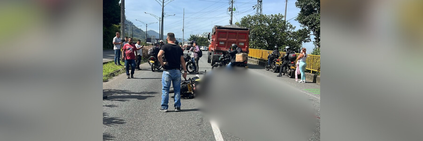 Motociclista falleció tras chocar contra una volqueta en Las Palmas. / FOTO: DENUNCIAS ANTIOQUIA