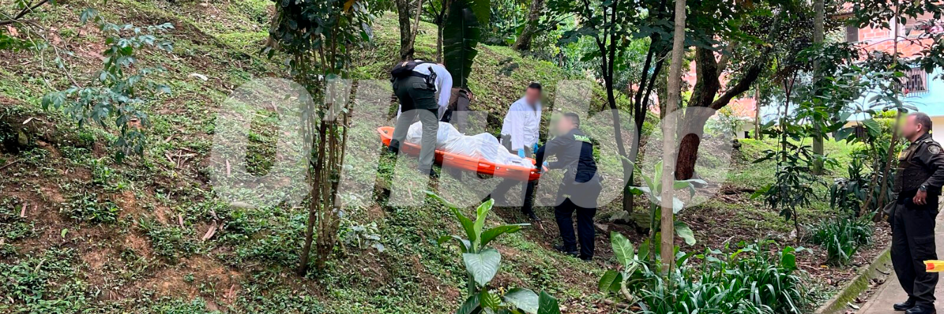 Inspección del cuerpo en el barrio El Limonar de San Antonio de Prado. /FOTO: ANDRÉS FELIPE OSORIO GARCÍA 
