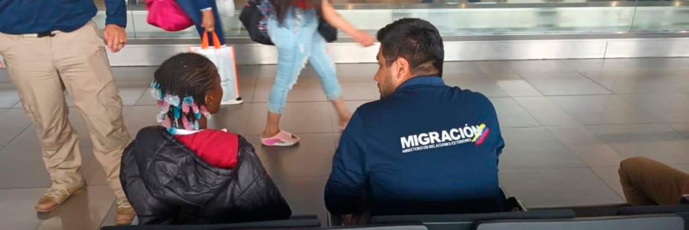 Niña africana abandonada en el aeropuerto El Dorado. /FOTO: MIGRACIÓN COLOMBIA