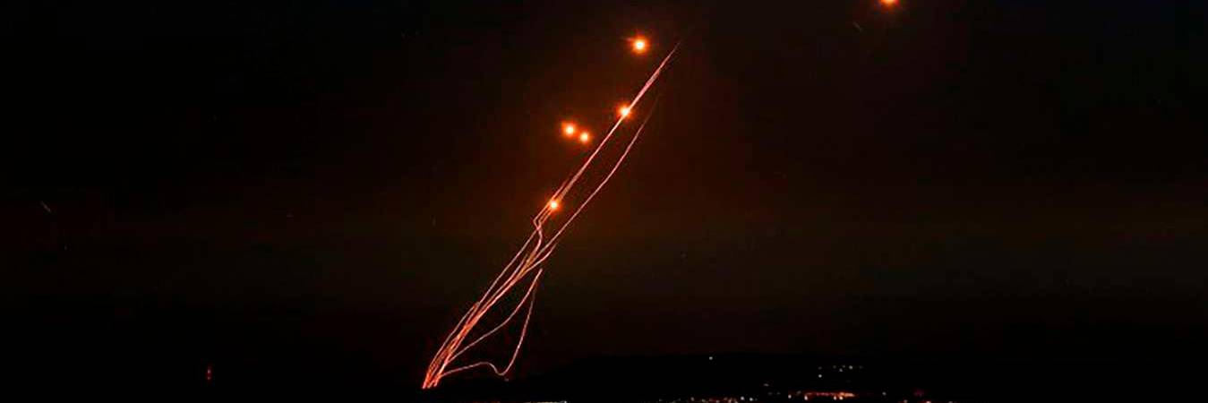 Los misiles fueron lanzados con destino hacia Israel, pero el sistema de defensa israelí los interceptó y destruyó en el aire. /FOTO: AFP