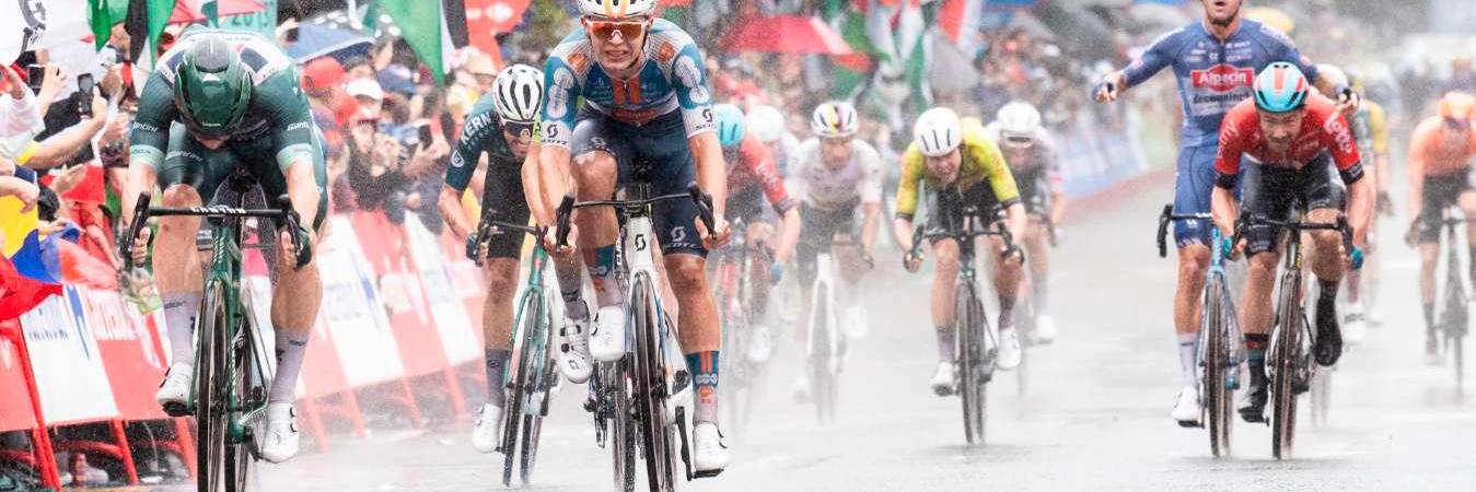 Kaden Groves alcanzó este miércoles su tercera victoria en la ronda española, en un vibrante embalaje. FOTO: @lavuelta