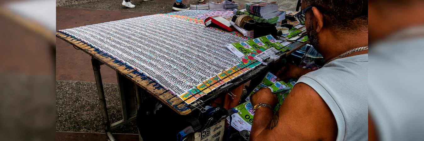 Vendedores de lotería en Medellín. /FOTO: JAIME PÉREZ 