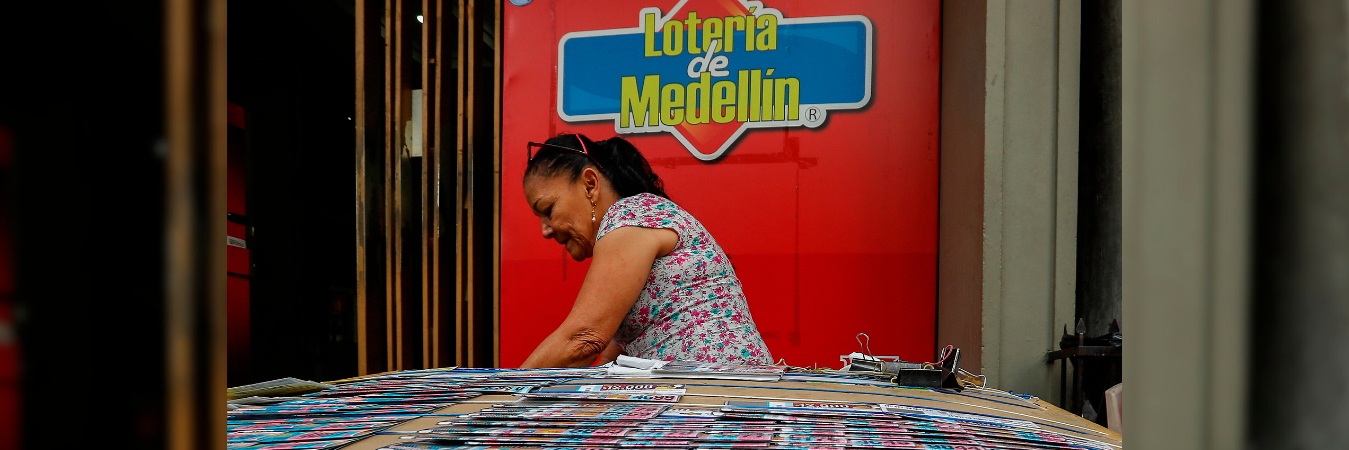 Venta de Lotería de Medellín en la ciudad. /FOTO: MANUEL SALDARRIAGA.