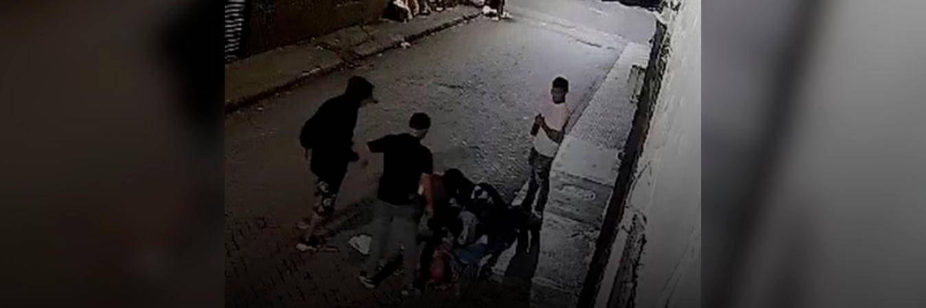 El hombre fue brutalmente golpeado por un grupo de sujetos en el sector Los Guayacanes. /FOTO: CAPTURA DE PANTALLA