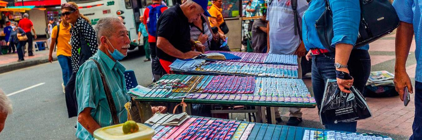 Venta de loterías en el centro de Medellín. /FOTO: ARCHIVO. 