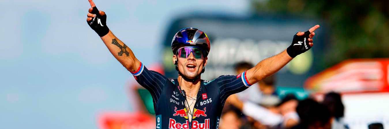 Primoz Roglic cruzó la meta con los brazos en alto, pues era consciente de que había tomado la punta. /FOTO: X @lavuelta