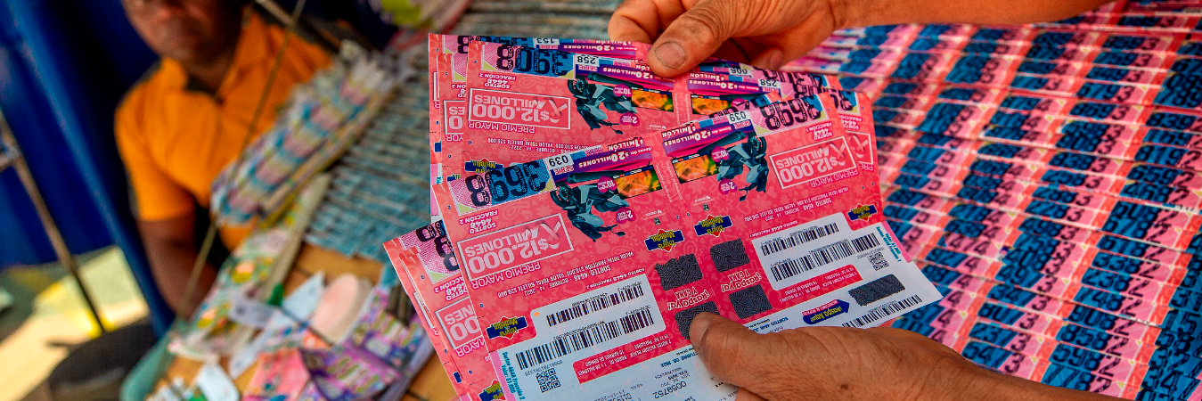 Venta de loterías en Medellín. /FOTO: CAMILO SUÁREZ