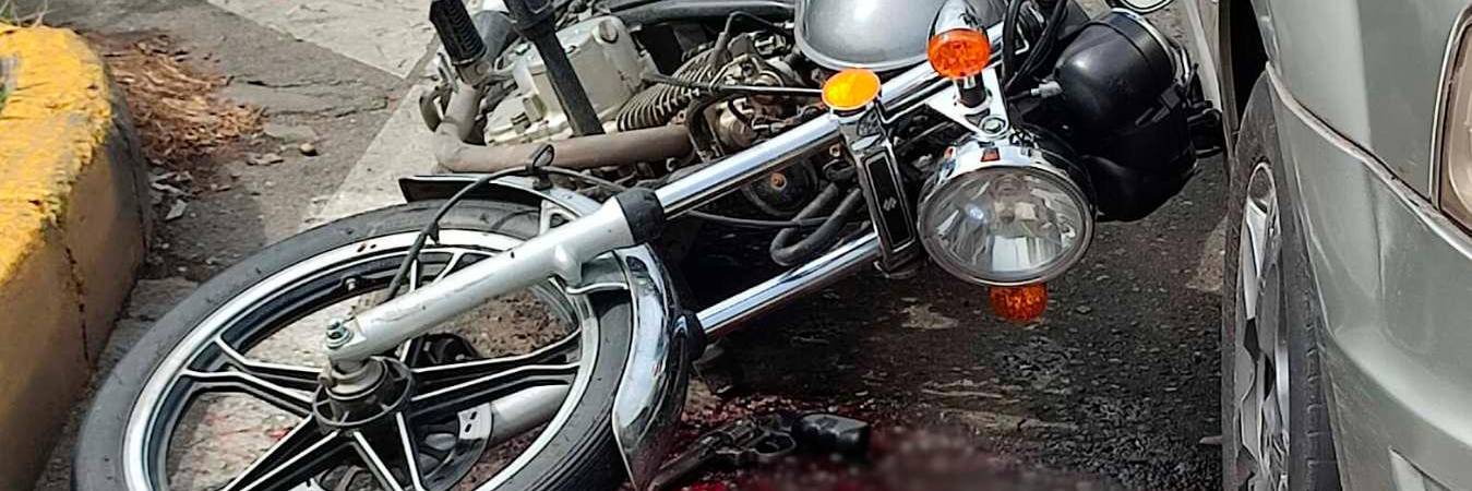 Una de las motos terminó en el piso y la otra salió huyendo con destino a un hospital. /FOTO: ARCHIVO Q’HUBO.