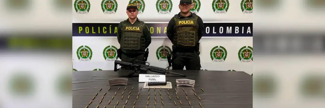 El fusil y la munición incautada. /FOTO: POLICÍA NACIONAL