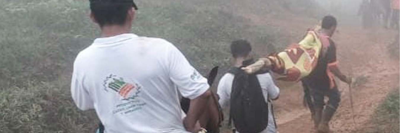 La lluvia, la trocha y el pantano, no fueron impedimentos para sacar los cuerpos. /FOTO: TELEANTIOQUIA NOTICIAS.