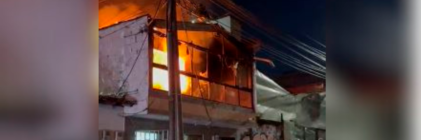 Las llamas hicieron que colapsara el techo de la vivienda. /FOTO: BOMBEROS BELLO