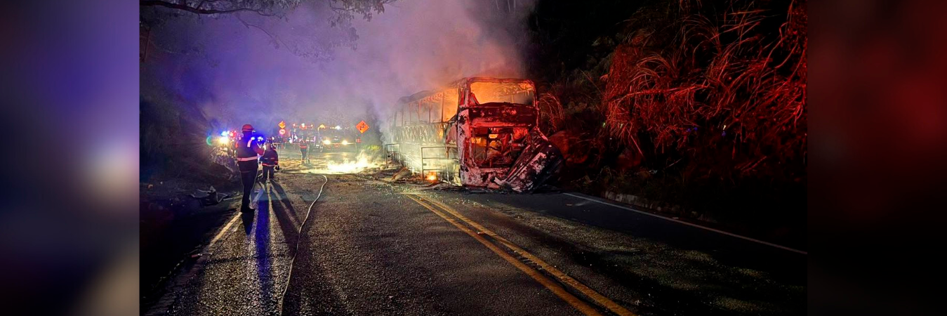 El bus se incineró en el kilómetro 31+100. /FOTO: DENUNCIAS ANTIOQUIA. 