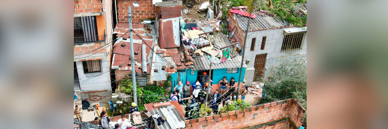 En esta vivienda de color azul vivía el hmbre que murió en este deslizamiento. /FOTO: FACEBOOK LEÓN MARIO BEDOYA.