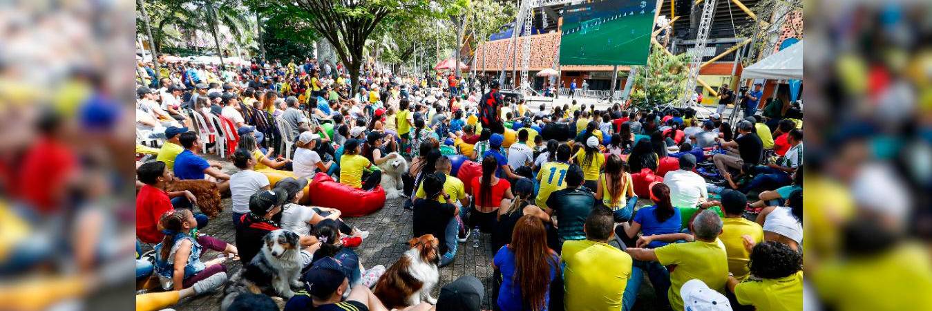 Partido de Colombia en pantalla gigante. /FOTO: MANUEL SALDARRIAGA. 