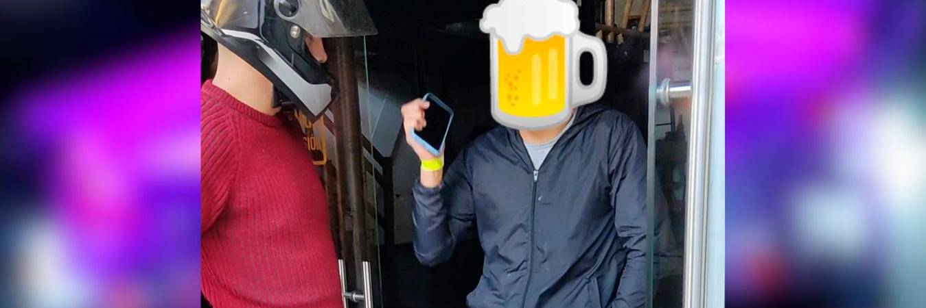 Momento en que el dueño de la discoteca llega para abrirle al hombre que se quedó encerrado. /FOTO: CORTESÍA. 