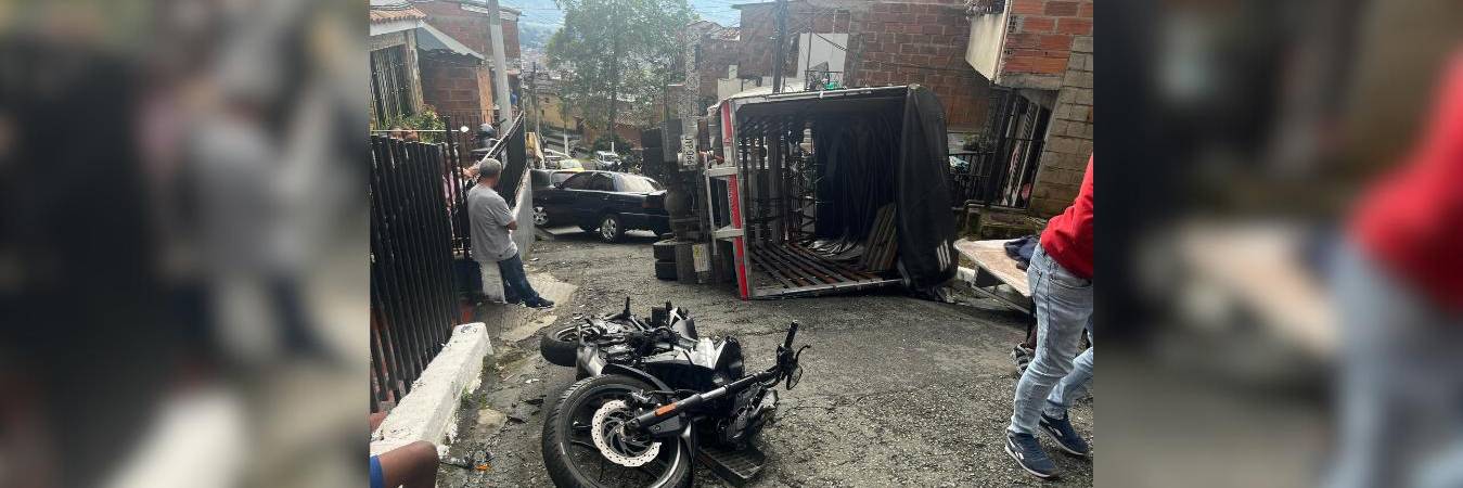 Volcamiento camión en Enciso. FOTO: CORTESÍA 