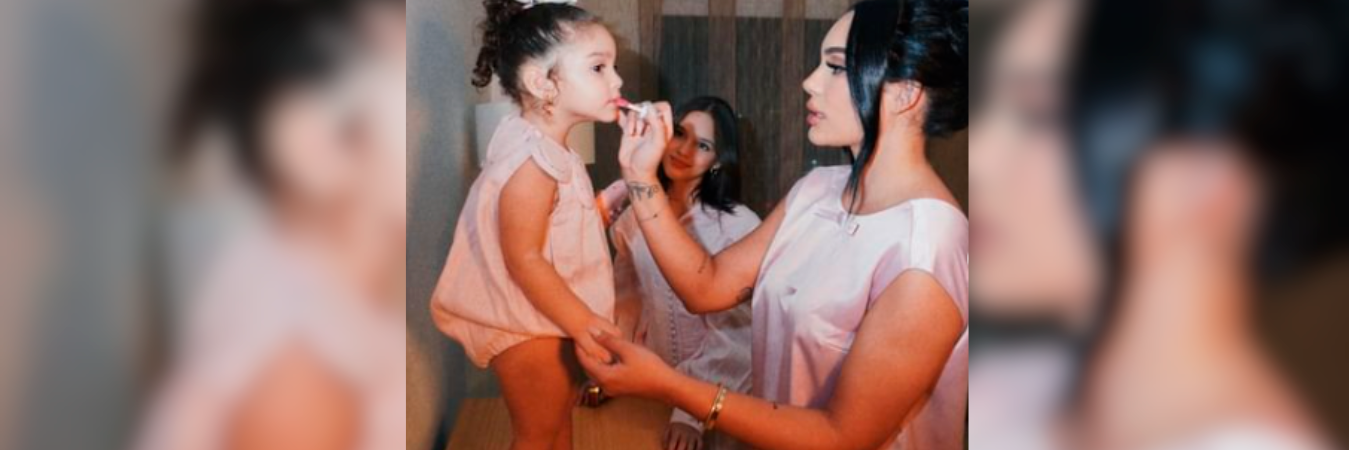 Andrea Valdiri junto a su hija menor Adhara. /FOTO: INSTAGRAM @andreavaldirisos 