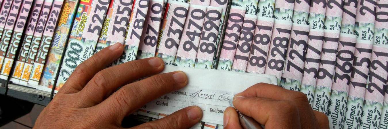 Venta de lotería en el centro de Medellín. /FOTO: JULIO CÉSAR HERRERA. 