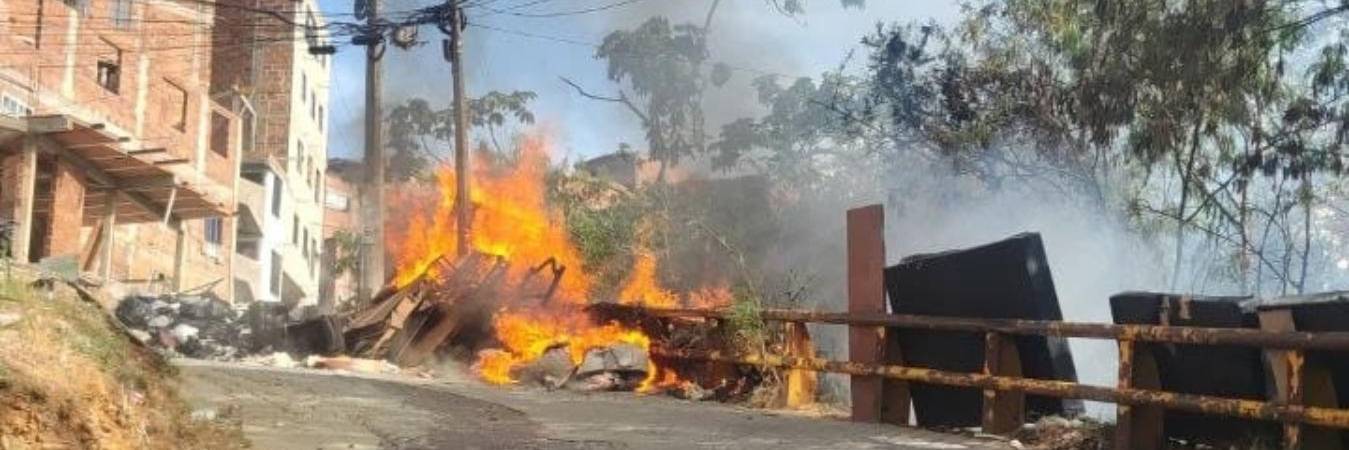 El incendio afectó cables y enseres abandonados. FOTO: CORTESÍA DENUNCIAS ANTIOQUIA