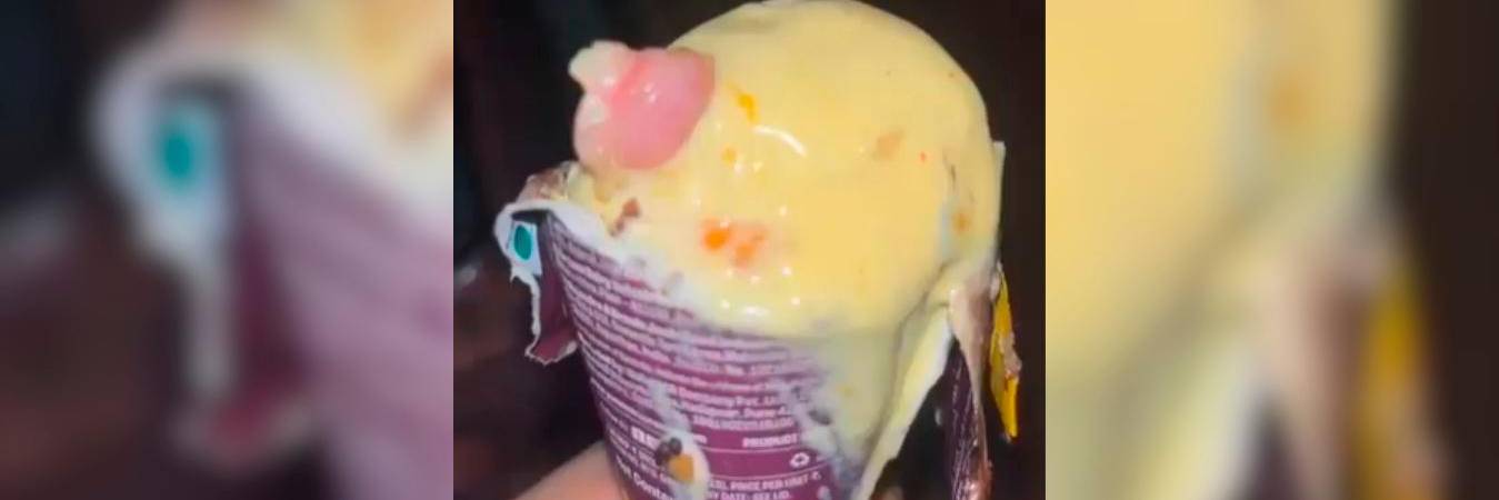 El hombre llevó la parte del dedo a la Policía para que lo investiguen. /FOTO: CAPTURA DE VIDEO