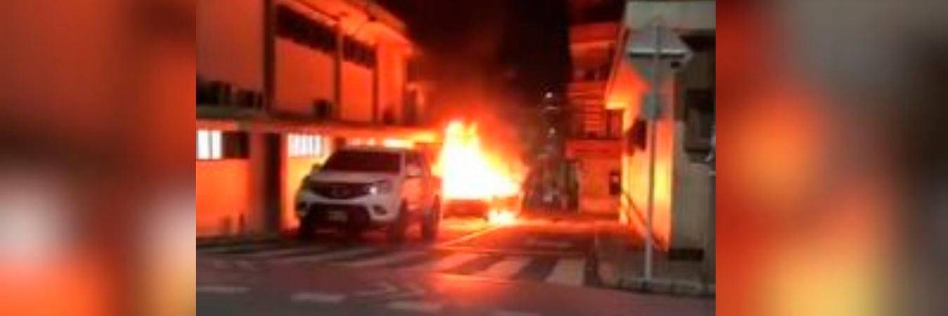 En la imagen se ve como el fuego alcanzó varios metros del altura. /FOTO: CAPTURA PANTALLA VIDEO DENUNCIAS ANTIOQUIA. 