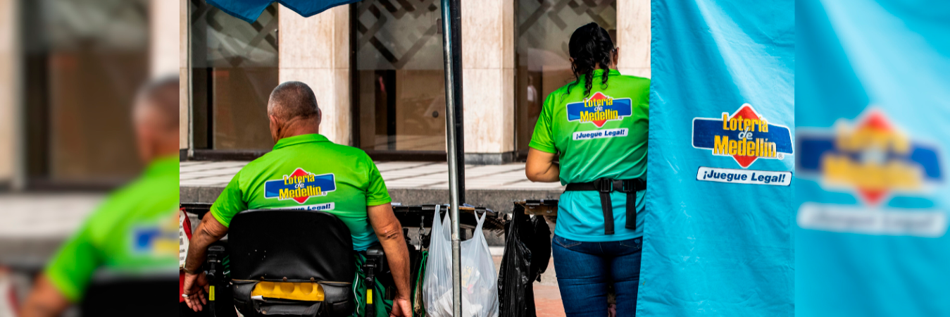 Vendedores de Lotería de Medellín. /FOTO: JAIME PÉREZ