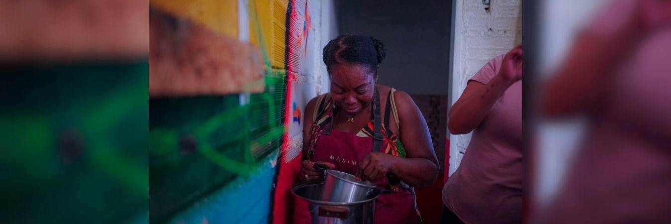 Curso de técnicas básicas para la fabricación de velas aromáticas y jabones ecológicos fueron dictados a Zoila Rosero y demás mujeres de esta comuna para fomentar el emprendimiento. /FOTO: SENA
