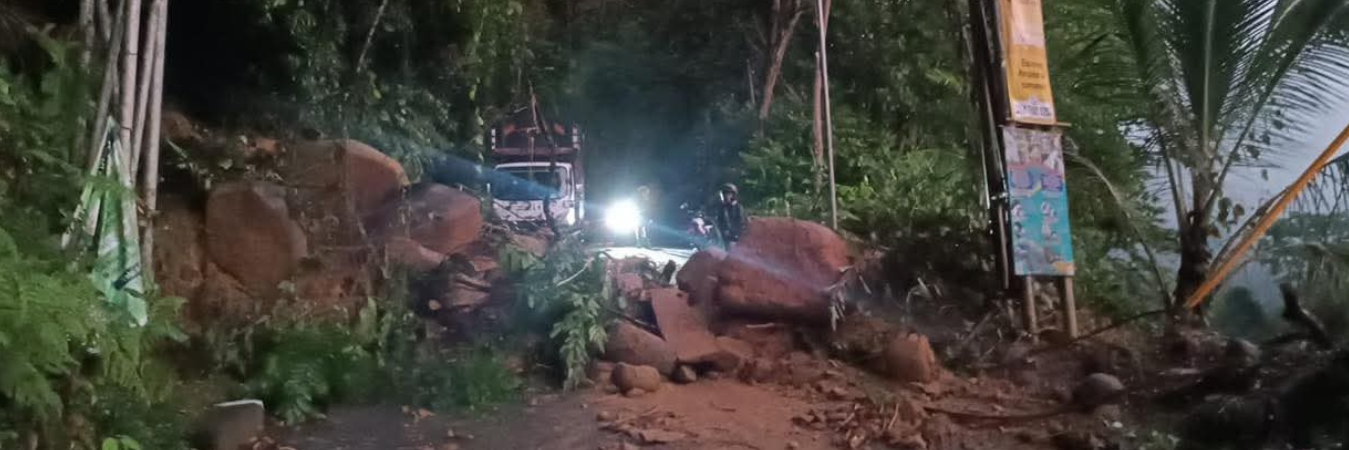 Uno de los cierres se presenta en la vía hacia San Luis. /FOTOS: CORTESÍA DENUNCIAS ANTIOQUIA. 